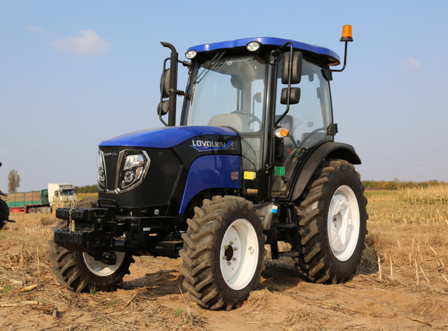 Traktor Lovol M754C põllu peal