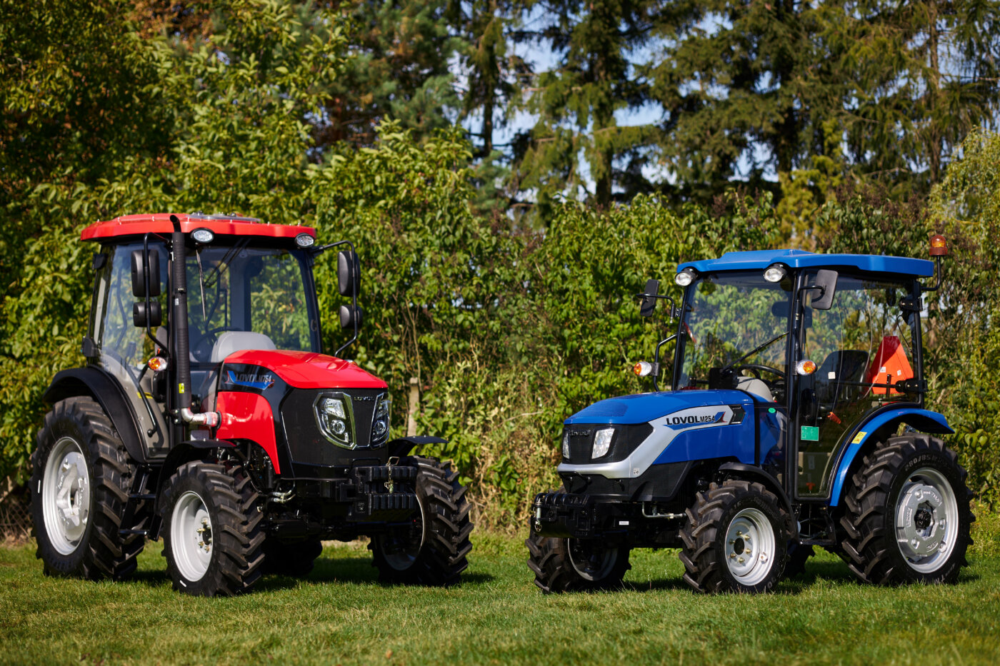 Lovol M254 ja Lovol M754 traktorid kõrvuti muruplatsil.