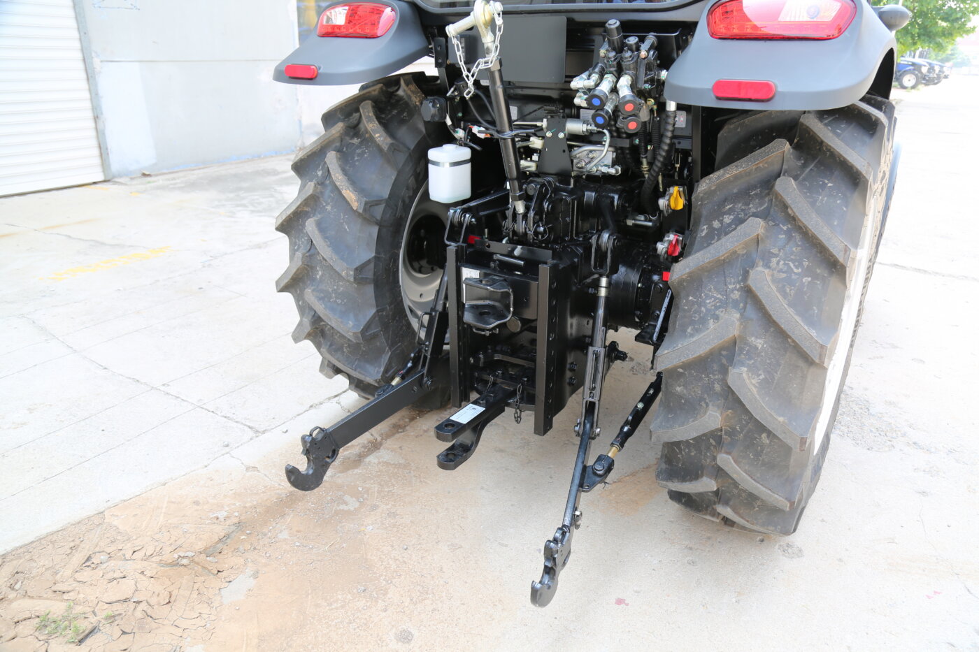 Lovol traktori lähemalt pilt lisaseadmete kinnitamise kohast traktori taga.