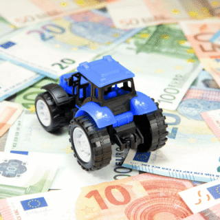 Mängutraktor on eurode peal märkimaks traktori finantseerimist.
