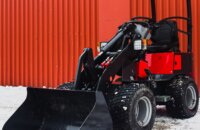 Minilaadur Stark SK150 lumistes oludes laohoone ees