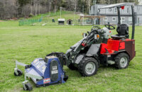 Rataslaadur Stark-SK150T muruplatsil haakeriistaga